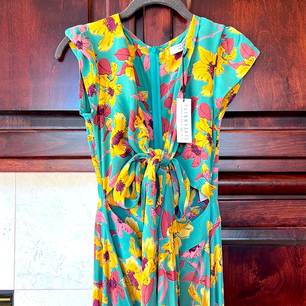 Beautiful cut out maxi dress! 😍